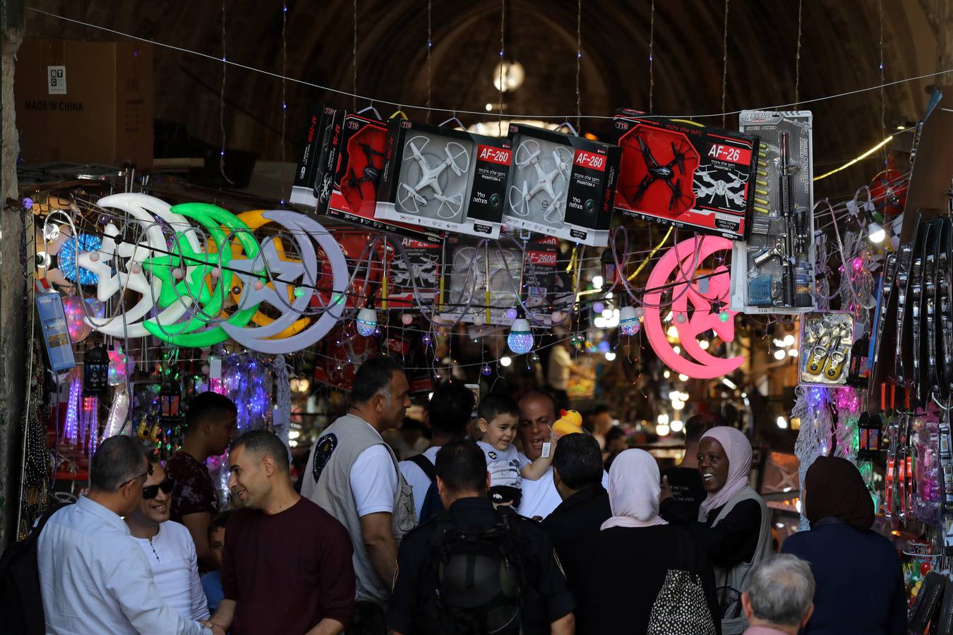 Los musulmanes de todo el mundo celebran el mes sagrado de Ramadán orando durante la noche y abstenerse de comer, beber y actos sexuales en el amanecer y el atardecer. Ramadán es el noveno mes en el calendario islámico y el primer verso del Corán se reveló durante sus últimas 10 noches.