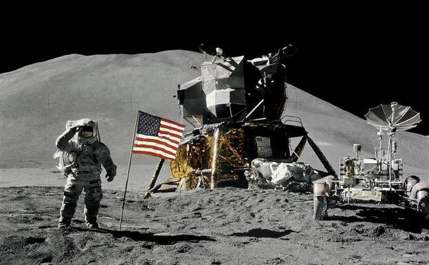 El astronauto James Irwin, junto al modulo lunar del Apolo XV.