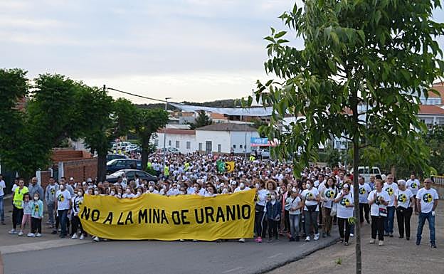 Cientos de personas muestran en Zahínos su rechazo a una mina de Uranio en el suroeste extremeño