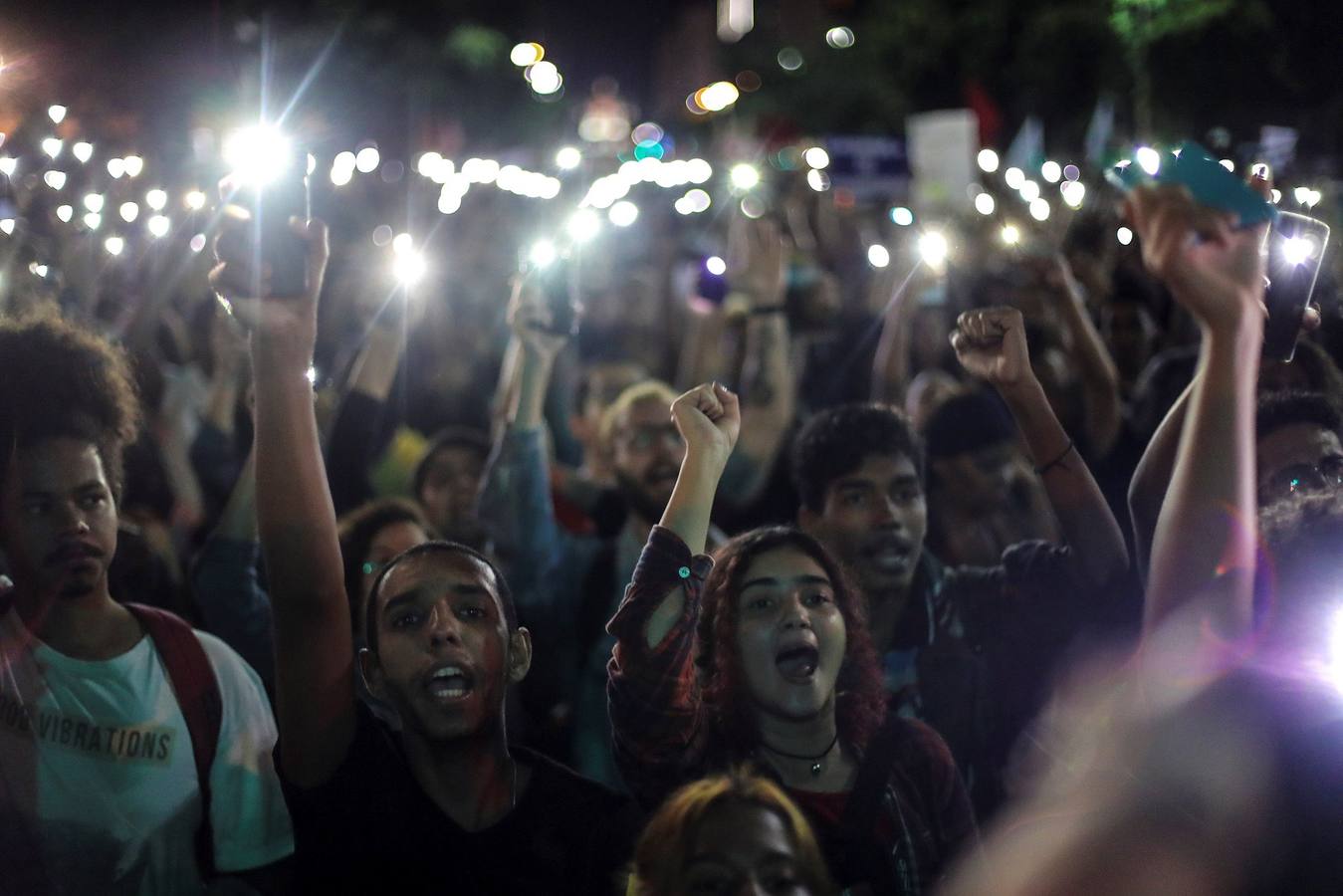 Miles de estudiantes y profesores, con apoyo de diversos sindicatos, participaron en la manifestación, en Río de Janeiro (Brasil), contra la decisión del Gobierno de Jair Bolsonaro que congeló el 30 % del gasto en las universidades.