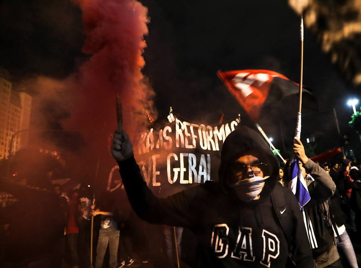 Miles de estudiantes y profesores, con apoyo de diversos sindicatos, participaron en la manifestación, en Río de Janeiro (Brasil), contra la decisión del Gobierno de Jair Bolsonaro que congeló el 30 % del gasto en las universidades.