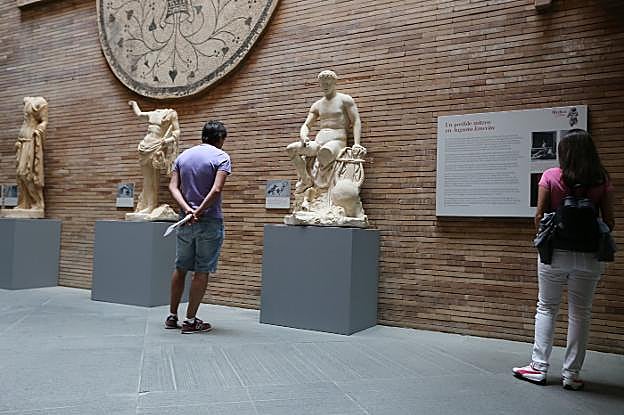 Varias personas visitan una de las naves del Museo. :: J. M. ROMERO