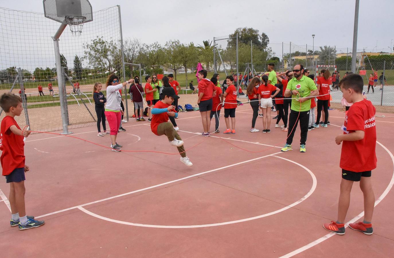 350 de ellos celebraron el Día de la Educación Física en el parque del río. Esta iniciativa, que pretender reivindicar el papel de esta asignatura y la importancia del deporte, se realiza a nivel nacional y en Badajoz ha sido organizada desde hace seis años por el Centro deProfesores y Recursos.