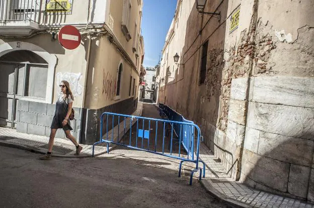 Las vallas cortan el paso de coches y evitan que los peatones se acerquen a la fachada. :: pakopí