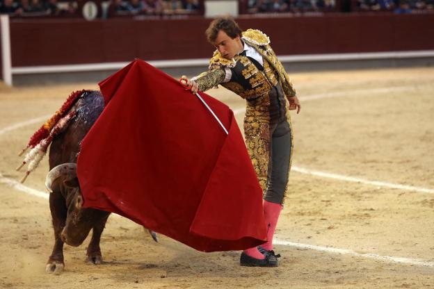 Román Collado durante la faena con el segundo de su lote. :: efe