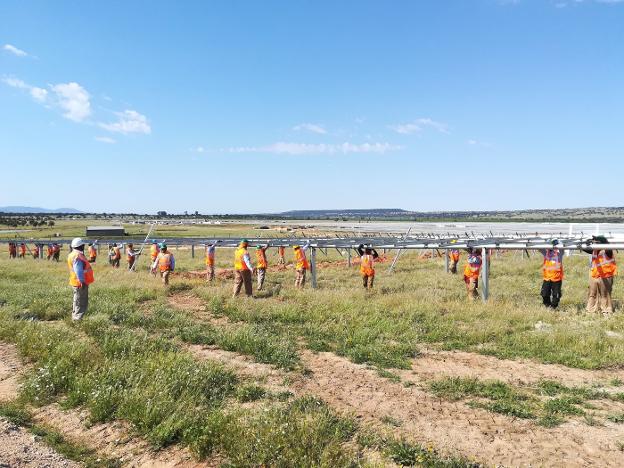 Obras de construcción de una planta de Enel Green en Logrosán. :: hoy