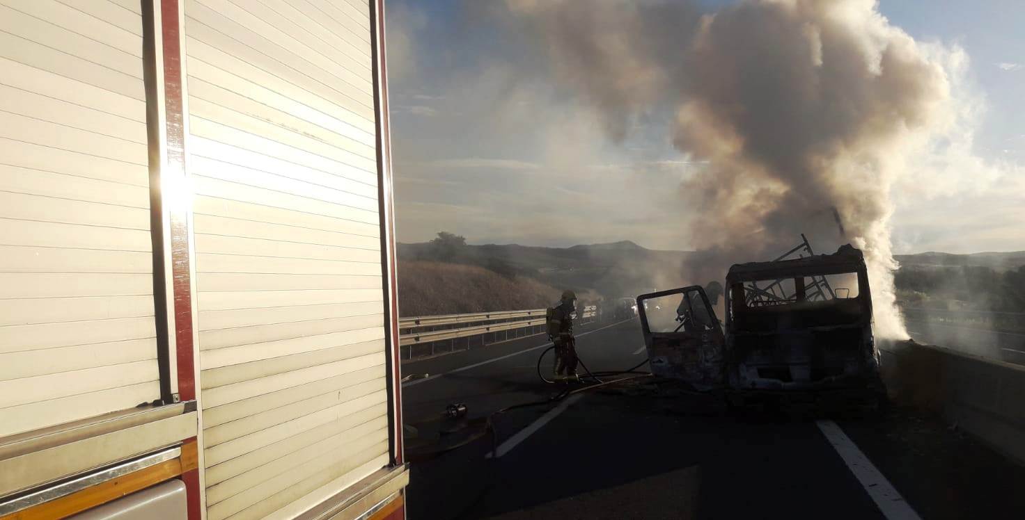 Sus ocupantes resultaron ilesos al abandonar el vehículo con rapidez