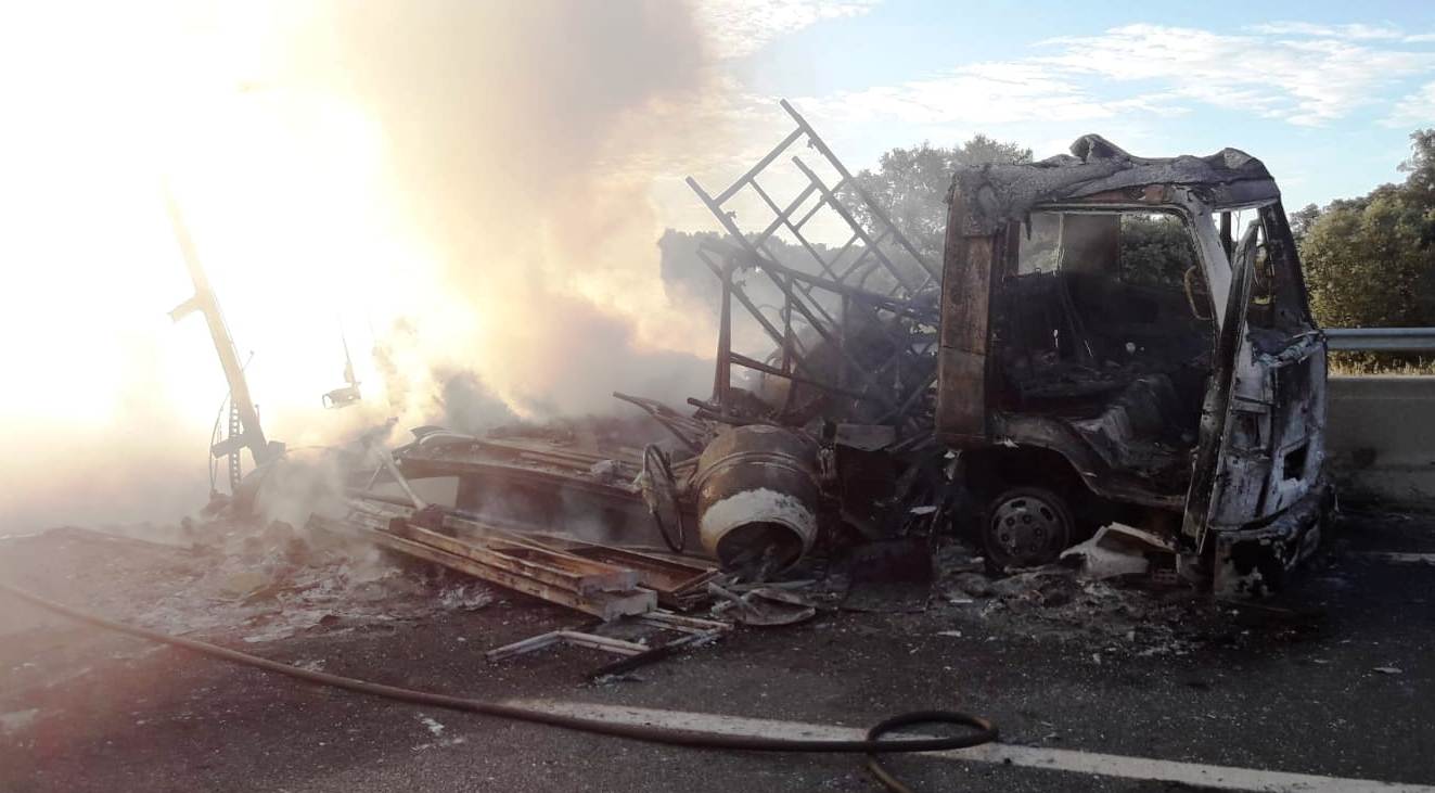 Sus ocupantes resultaron ilesos al abandonar el vehículo con rapidez