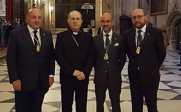 Asistentes con el arzobispo de Sevilla
