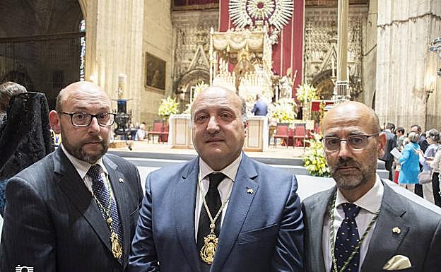 Asistentes con Ntr Sra de los Ángeles recien coronada