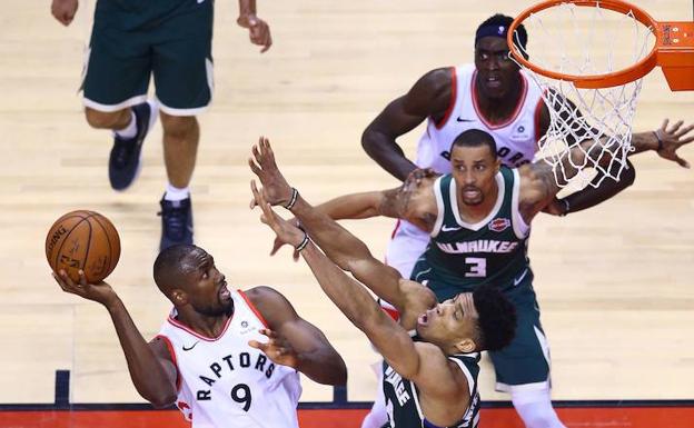 Serge Ibaka lanza a canasta. 