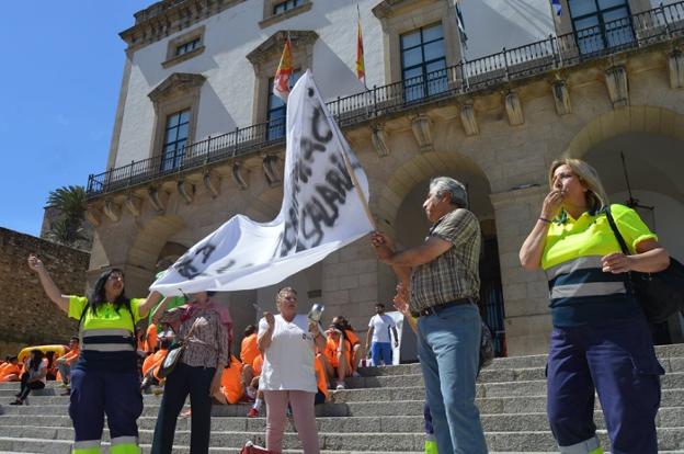 Trabajadores del Plan de Empleo Social concentrados ayer ante el ayuntamiento de Cáceres. :: hoy