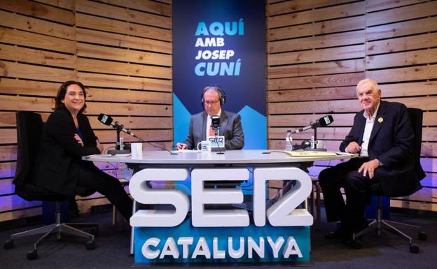 La candidata a la reelección con Barcelona En Comú, Ada Colau,el periodista y moderador del cara a cara, Josep Cuní, y el candidato a la alcaldía con ERC, Ernest Maragall. 