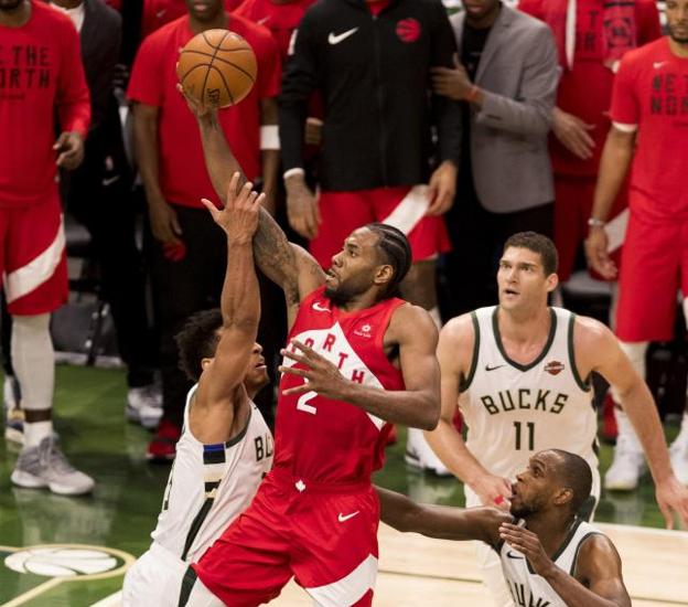 Kawhi Leonard entra a canasta. 