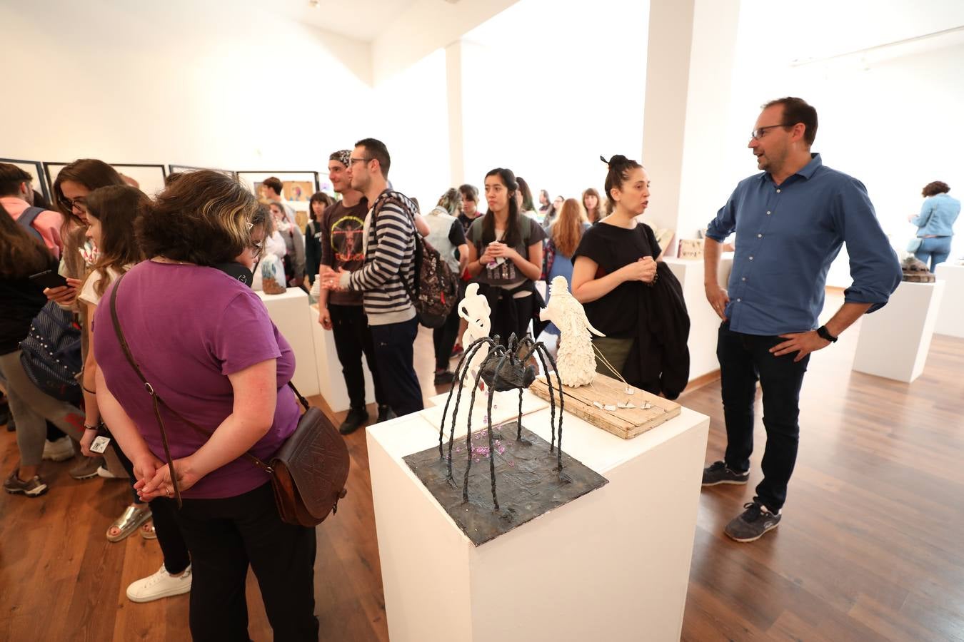 La exposición que reúne más de medio centenar de piezas escultóricas y que podrá visitarse hasta el próximo 10 de junio en horario de mañana en la Sala de Exposiciones de la Escuela de Arte y Superior de Diseño de Mérida. Las obras han sido realizadas por alumnos de la asignatura de volumen de 1º de Bachillerato y los Ciclos Formativos de Reproducciones Artísticas en Piedra y Cerámica Artística.