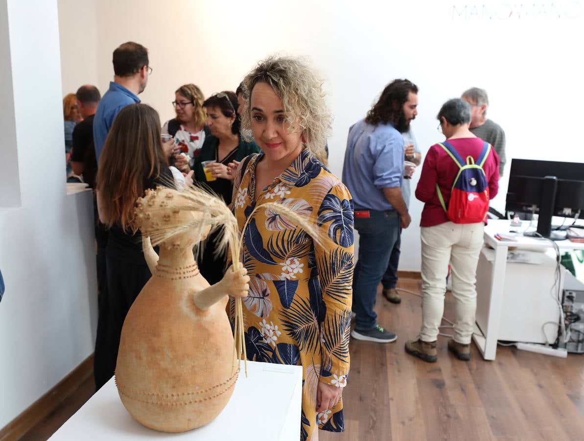 La exposición que reúne más de medio centenar de piezas escultóricas y que podrá visitarse hasta el próximo 10 de junio en horario de mañana en la Sala de Exposiciones de la Escuela de Arte y Superior de Diseño de Mérida. Las obras han sido realizadas por alumnos de la asignatura de volumen de 1º de Bachillerato y los Ciclos Formativos de Reproducciones Artísticas en Piedra y Cerámica Artística.