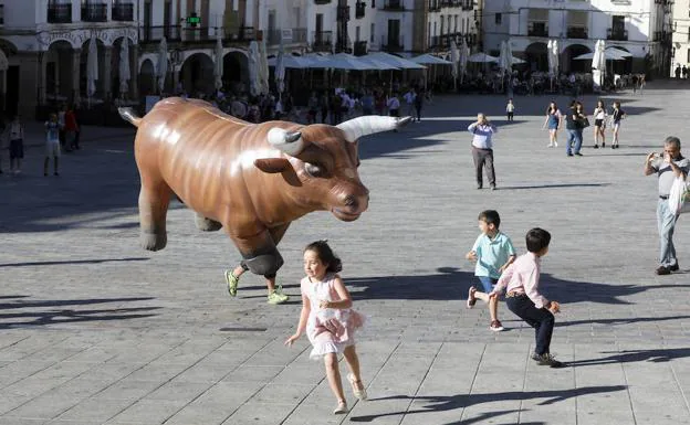 Emilio de Justo lleva el toreo de salón a la Plaza Mayor de Cáceres