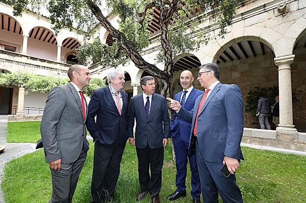 Empresarios del macromatadero de ibérico en Mérida. :: brígido