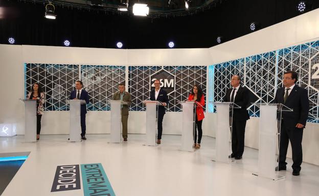 Los candidatos de siete partidos que optan al Gobierno autonómico durante el debate de Canal Extremadura.: