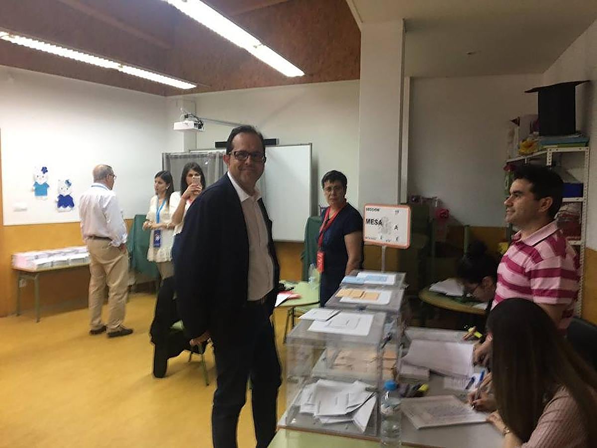 El socialista Raúl Iglesias, el primero de los candidatos en votar en Plasencia.