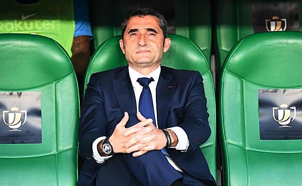 Ernesto Valverde, abatido en el banquillo local del Villamarín.