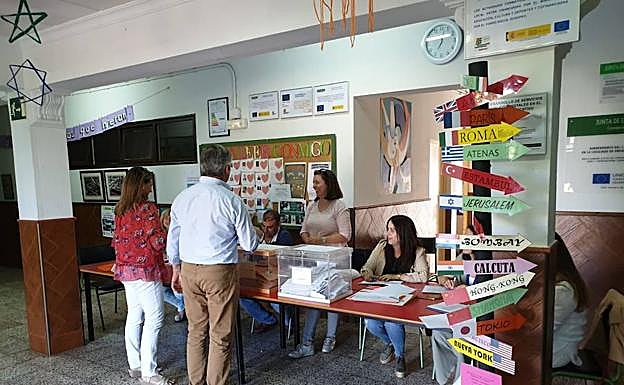 Mesa electoral en Eugenio Hermoso