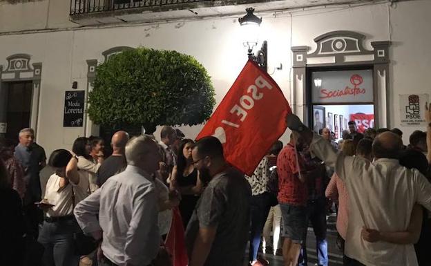 Los socialistas festejan su triunfo en la puerta de su sede. / HOY