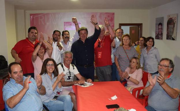 José Antonio Redondo, con compañeros, en la noche de este domingo, en la sede.