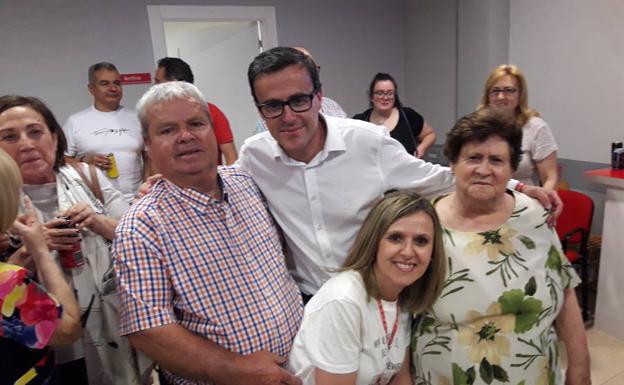 Gallardo celebrando el triunfo con sus padres y hermana. 