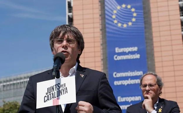 El expresidente catalán y candidato al Parlamento Europeo por JxCat, Carles Puigdemont, junto al presidente catalán Quim Torra