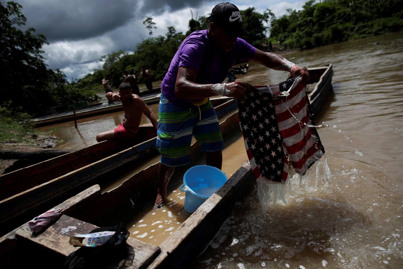 En Peñita, una aldea indígena enclavada en la selva del Darién panameño, la ribera del río Chucunaque está plagada de pequeñas embarcaciones en las que cada semana llegan centenares de migrantes en su peligrosa ruta hacia un futuro incierto en Norteamérica. Los migrantes que entran a Panamá desde Colombia son sometidos al programa llamado flujo controlado, que incluye un proceso biométrico para determinar si generan alerta migratoria, así como un eje humanitario y sanitario con vacunación, antes de ser trasladados hacia la frontera con Costa Rica para que sigan rumbo al norte.