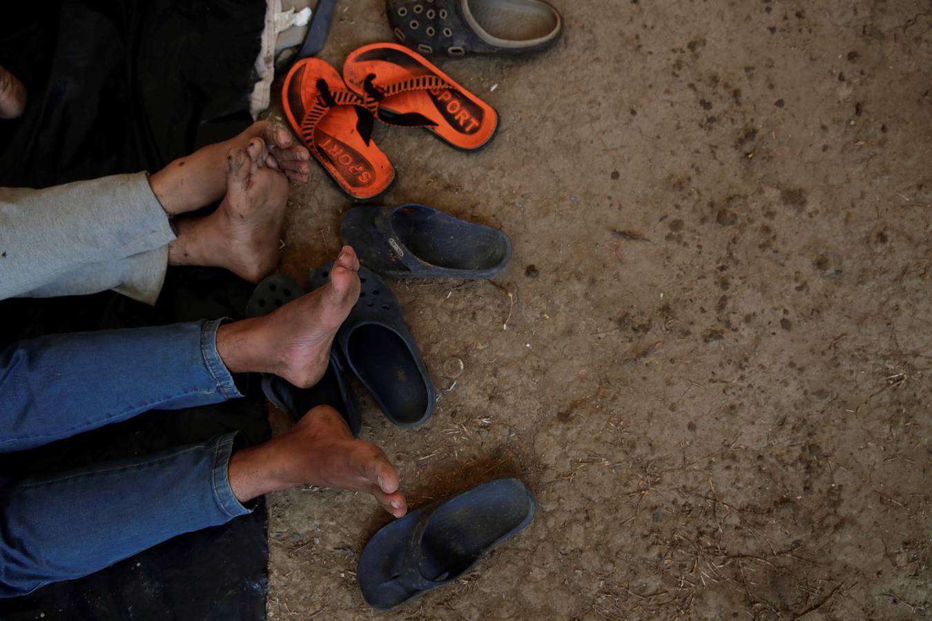 En Peñita, una aldea indígena enclavada en la selva del Darién panameño, la ribera del río Chucunaque está plagada de pequeñas embarcaciones en las que cada semana llegan centenares de migrantes en su peligrosa ruta hacia un futuro incierto en Norteamérica. Los migrantes que entran a Panamá desde Colombia son sometidos al programa llamado flujo controlado, que incluye un proceso biométrico para determinar si generan alerta migratoria, así como un eje humanitario y sanitario con vacunación, antes de ser trasladados hacia la frontera con Costa Rica para que sigan rumbo al norte.