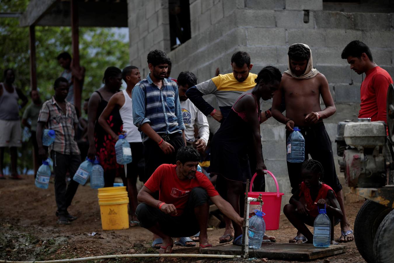 En Peñita, una aldea indígena enclavada en la selva del Darién panameño, la ribera del río Chucunaque está plagada de pequeñas embarcaciones en las que cada semana llegan centenares de migrantes en su peligrosa ruta hacia un futuro incierto en Norteamérica. Los migrantes que entran a Panamá desde Colombia son sometidos al programa llamado flujo controlado, que incluye un proceso biométrico para determinar si generan alerta migratoria, así como un eje humanitario y sanitario con vacunación, antes de ser trasladados hacia la frontera con Costa Rica para que sigan rumbo al norte.