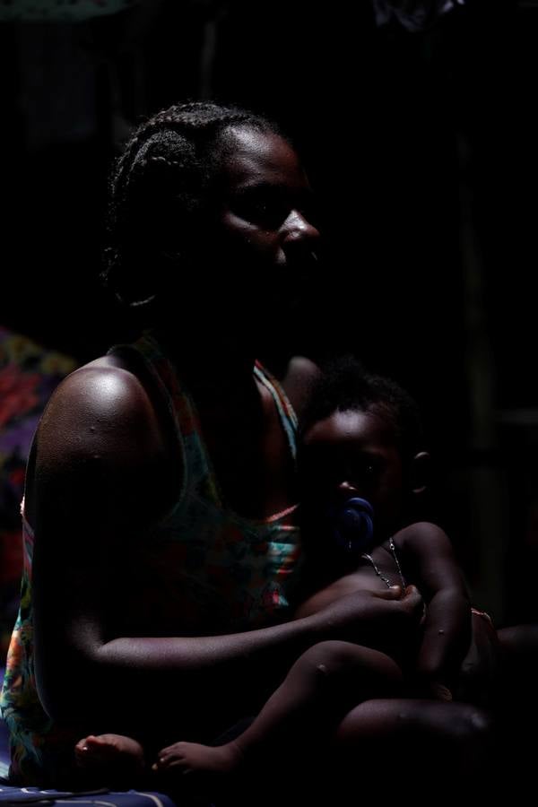 En Peñita, una aldea indígena enclavada en la selva del Darién panameño, la ribera del río Chucunaque está plagada de pequeñas embarcaciones en las que cada semana llegan centenares de migrantes en su peligrosa ruta hacia un futuro incierto en Norteamérica. Los migrantes que entran a Panamá desde Colombia son sometidos al programa llamado flujo controlado, que incluye un proceso biométrico para determinar si generan alerta migratoria, así como un eje humanitario y sanitario con vacunación, antes de ser trasladados hacia la frontera con Costa Rica para que sigan rumbo al norte.