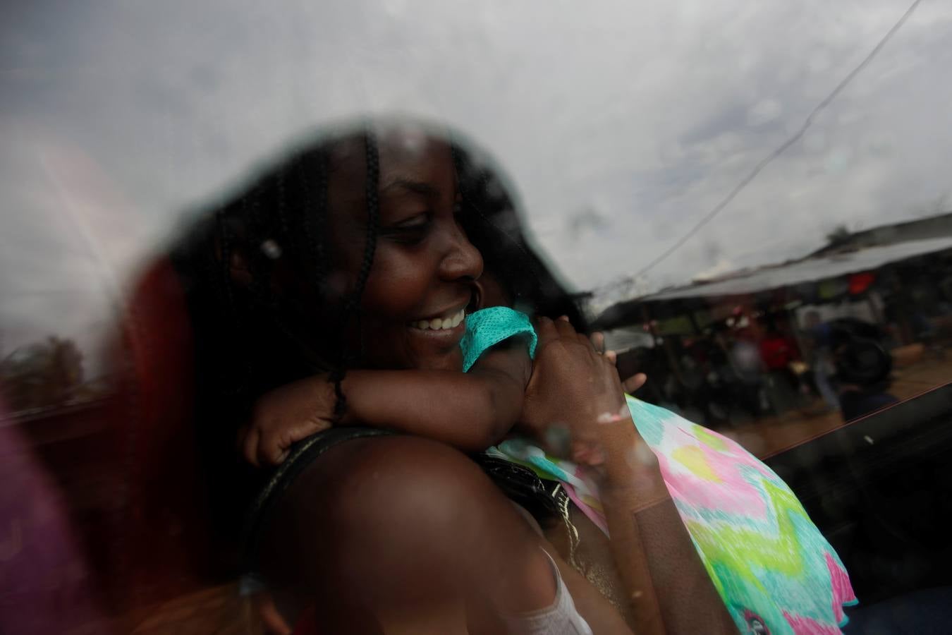 En Peñita, una aldea indígena enclavada en la selva del Darién panameño, la ribera del río Chucunaque está plagada de pequeñas embarcaciones en las que cada semana llegan centenares de migrantes en su peligrosa ruta hacia un futuro incierto en Norteamérica. Los migrantes que entran a Panamá desde Colombia son sometidos al programa llamado flujo controlado, que incluye un proceso biométrico para determinar si generan alerta migratoria, así como un eje humanitario y sanitario con vacunación, antes de ser trasladados hacia la frontera con Costa Rica para que sigan rumbo al norte.