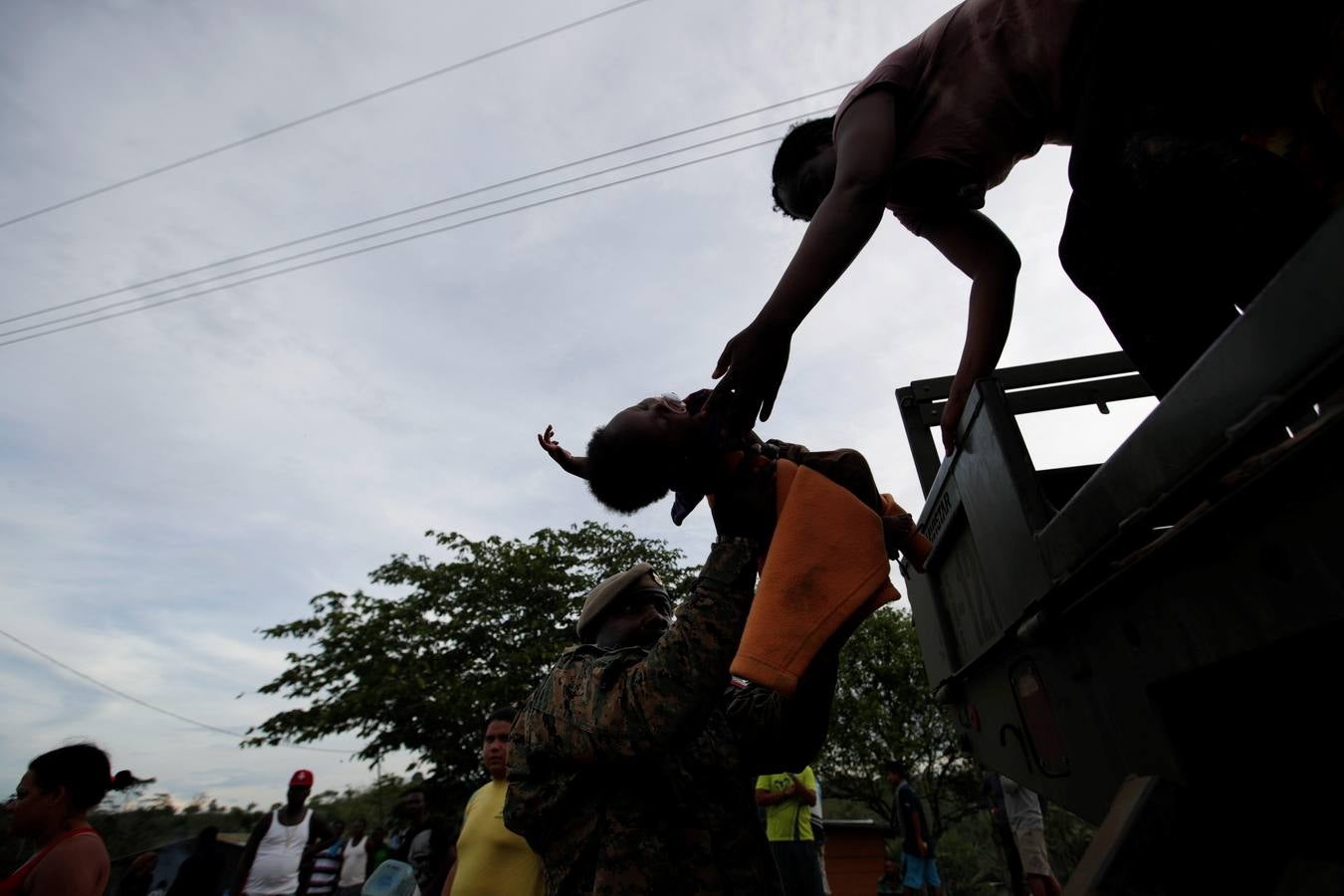 En Peñita, una aldea indígena enclavada en la selva del Darién panameño, la ribera del río Chucunaque está plagada de pequeñas embarcaciones en las que cada semana llegan centenares de migrantes en su peligrosa ruta hacia un futuro incierto en Norteamérica. Los migrantes que entran a Panamá desde Colombia son sometidos al programa llamado flujo controlado, que incluye un proceso biométrico para determinar si generan alerta migratoria, así como un eje humanitario y sanitario con vacunación, antes de ser trasladados hacia la frontera con Costa Rica para que sigan rumbo al norte.