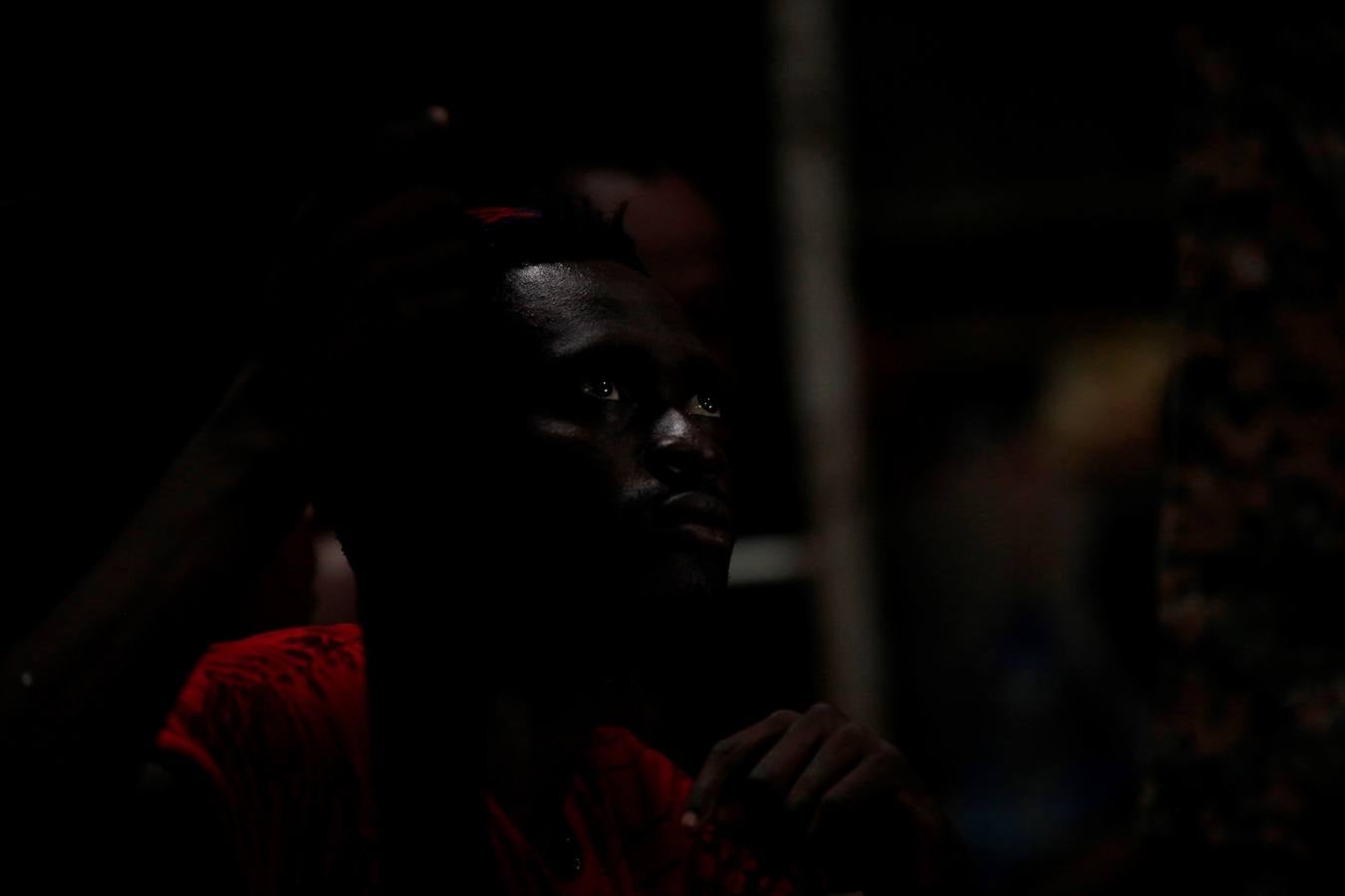 En Peñita, una aldea indígena enclavada en la selva del Darién panameño, la ribera del río Chucunaque está plagada de pequeñas embarcaciones en las que cada semana llegan centenares de migrantes en su peligrosa ruta hacia un futuro incierto en Norteamérica. Los migrantes que entran a Panamá desde Colombia son sometidos al programa llamado flujo controlado, que incluye un proceso biométrico para determinar si generan alerta migratoria, así como un eje humanitario y sanitario con vacunación, antes de ser trasladados hacia la frontera con Costa Rica para que sigan rumbo al norte.