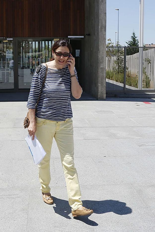 La exalcaldesa, Elia María Blanco, a las puertas de los juzgados placentinos . :: hoy