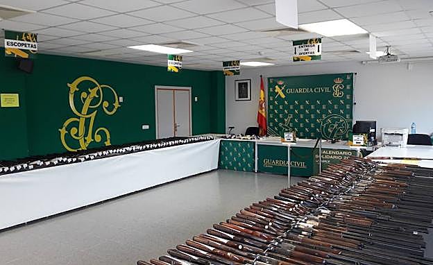 La Guardia Civil subasta 277 armas en Cáceres