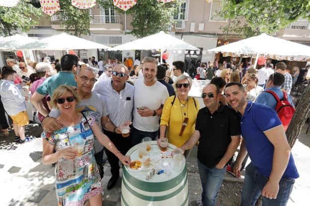 Un grupo de amigos disfrutando de la 'Feria de día' en Obispo Ciriaco Benavente. :: LORENZO CORDERO