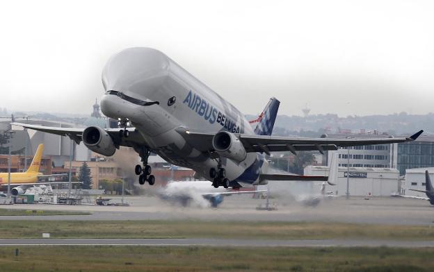 El carguero Beluga es el avión más grande de la flota de Airbus. Arriba, Carlos de Inglaterra y Diana de Gales bautizan la primera unidad del A320 en 1987. :: Regis DuvignauReuters