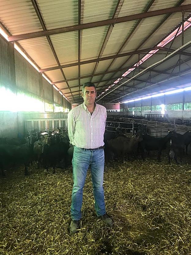 José Luis González posa en su explotación. :: J. S. P.