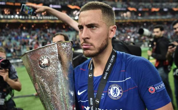 Eden Hazard sujeta el título de la Europa League.