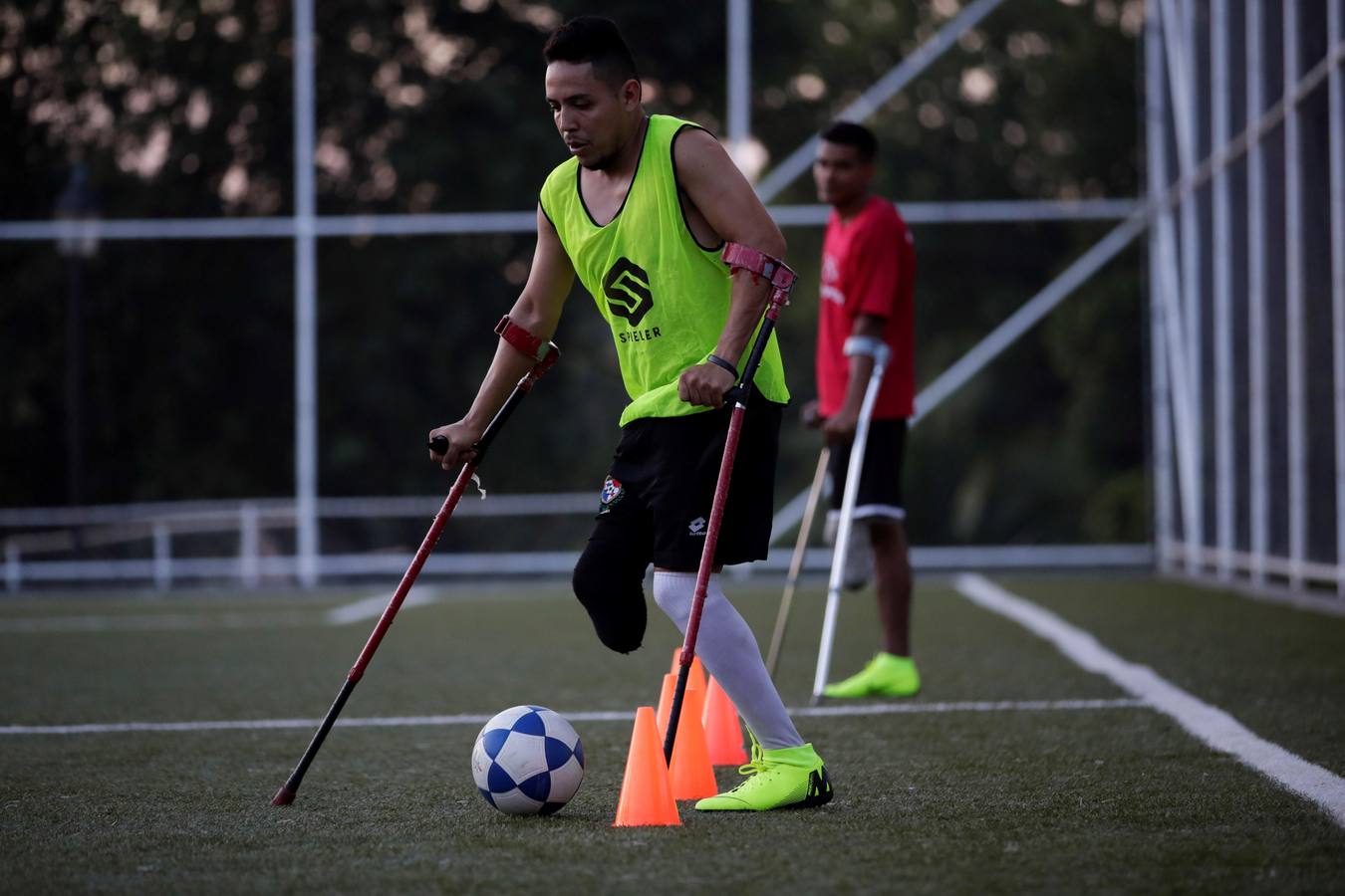 El fútbol para amputados es una disciplina que todavía no es paralímpica, pero que se está haciendo cada vez más popular en el mundo, según la FIFA. Las normas de juego varían un poco en función de cada país, pero impera una regla común: los jugadores tienen que tener al menos una pierna mutilada y jugar con muletas y sin prótesis, mientras que al portero le debe faltar al menos un brazo.