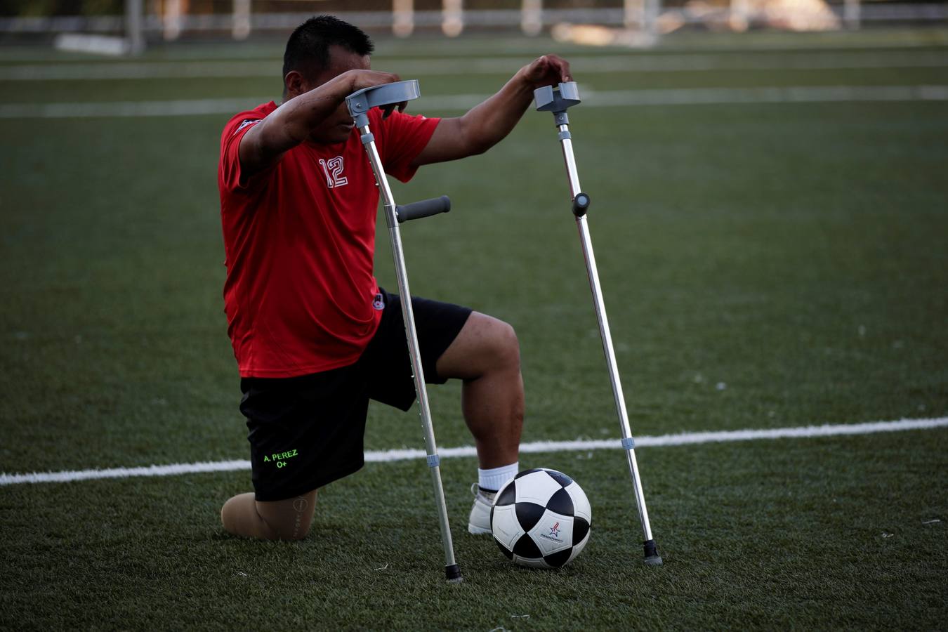El fútbol para amputados es una disciplina que todavía no es paralímpica, pero que se está haciendo cada vez más popular en el mundo, según la FIFA. Las normas de juego varían un poco en función de cada país, pero impera una regla común: los jugadores tienen que tener al menos una pierna mutilada y jugar con muletas y sin prótesis, mientras que al portero le debe faltar al menos un brazo.