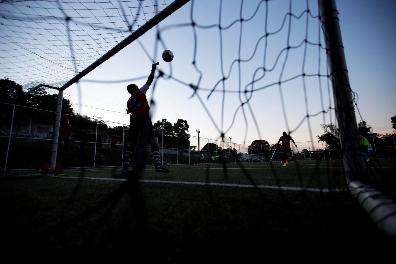 El fútbol para amputados es una disciplina que todavía no es paralímpica, pero que se está haciendo cada vez más popular en el mundo, según la FIFA. Las normas de juego varían un poco en función de cada país, pero impera una regla común: los jugadores tienen que tener al menos una pierna mutilada y jugar con muletas y sin prótesis, mientras que al portero le debe faltar al menos un brazo.