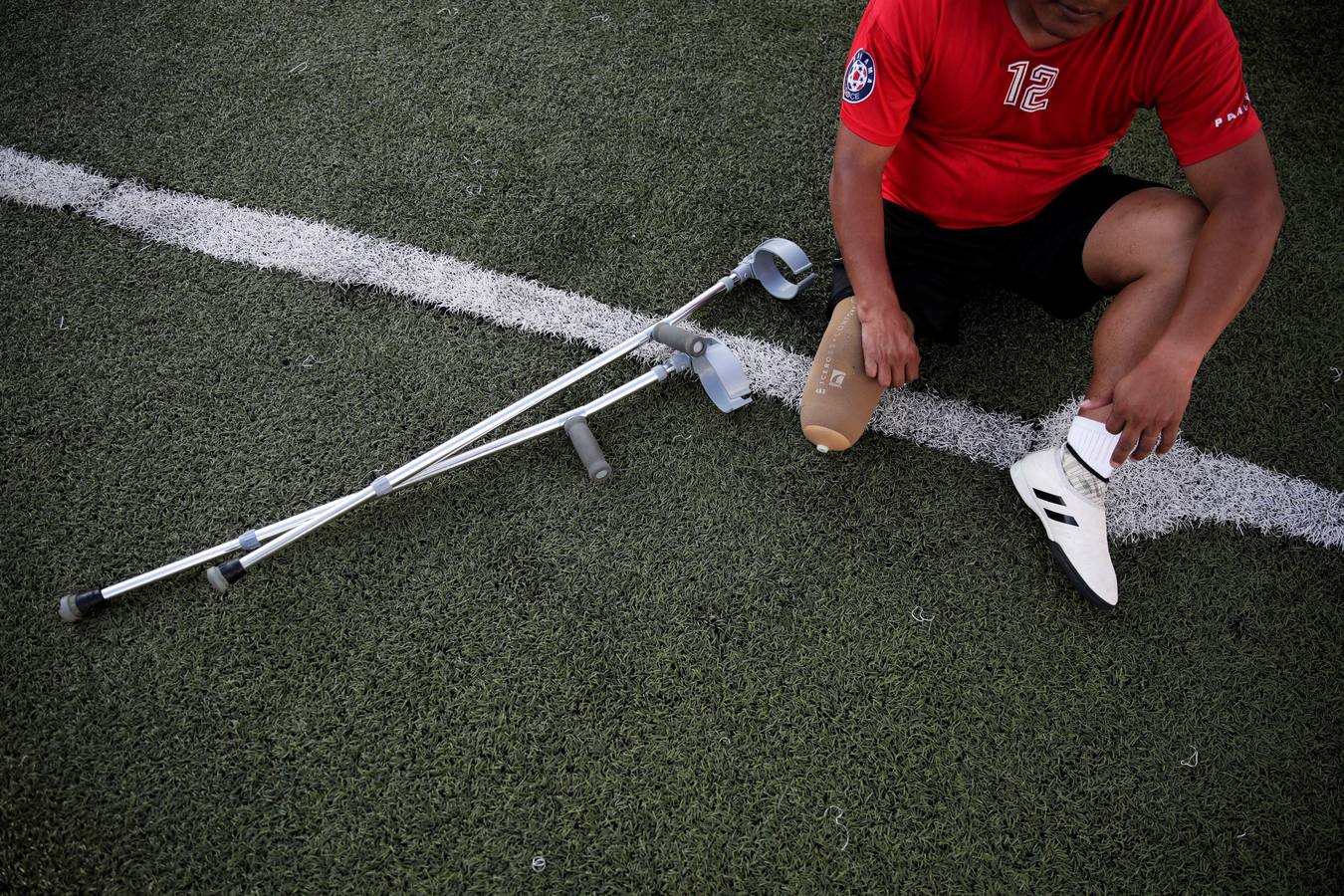 El fútbol para amputados es una disciplina que todavía no es paralímpica, pero que se está haciendo cada vez más popular en el mundo, según la FIFA. Las normas de juego varían un poco en función de cada país, pero impera una regla común: los jugadores tienen que tener al menos una pierna mutilada y jugar con muletas y sin prótesis, mientras que al portero le debe faltar al menos un brazo.