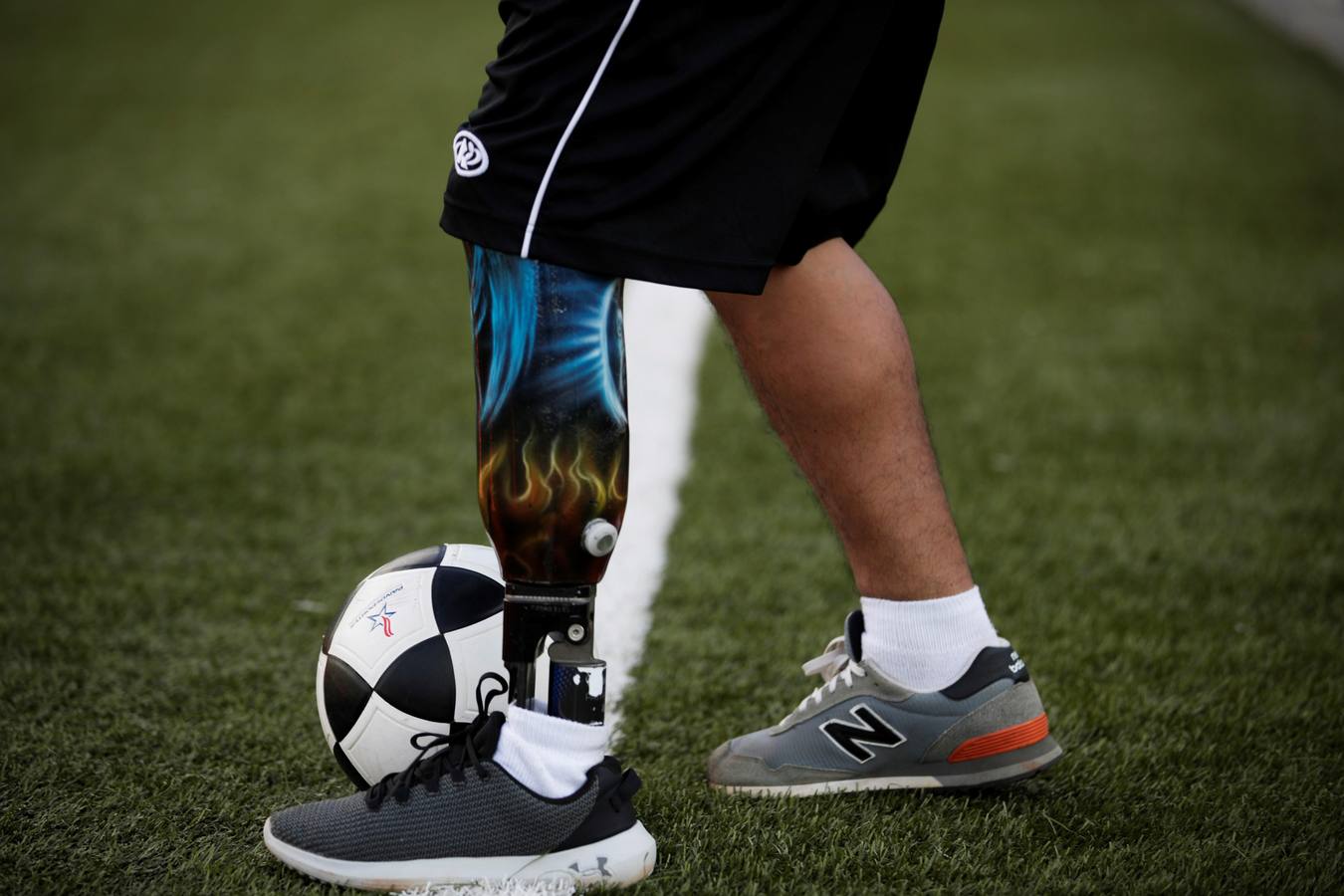 El fútbol para amputados es una disciplina que todavía no es paralímpica, pero que se está haciendo cada vez más popular en el mundo, según la FIFA. Las normas de juego varían un poco en función de cada país, pero impera una regla común: los jugadores tienen que tener al menos una pierna mutilada y jugar con muletas y sin prótesis, mientras que al portero le debe faltar al menos un brazo.