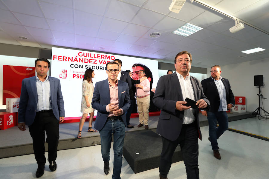 Fernández Vara el pasado lunes con los ganadores en Badajoz, Villanueva de la Serena y Mérida. :: BRÍGIDO