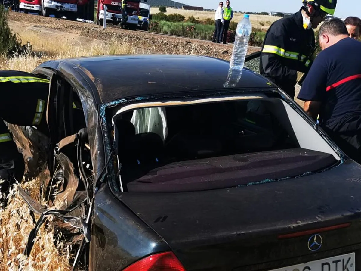 El accidente ha ocurrido este sábado por la tarde a la altura de Torremejía, al saltarse la mediana el camión y colisionar con el vehículo. Los dos carriles en sentido Sevilla han sido cortados al tráfico